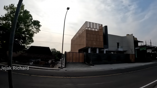 Bikin Melongo, Potret Rumah Baru Denny Caknan yang Mewah, di Dalam Halamannya Luas