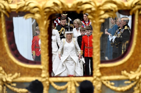 Momen Raja Charles dan Ratu Camilla ke Istana Buckingham Naik Kereta Berlapis Emas