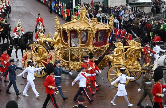 Momen Raja Charles dan Ratu Camilla ke Istana Buckingham Naik Kereta Berlapis Emas