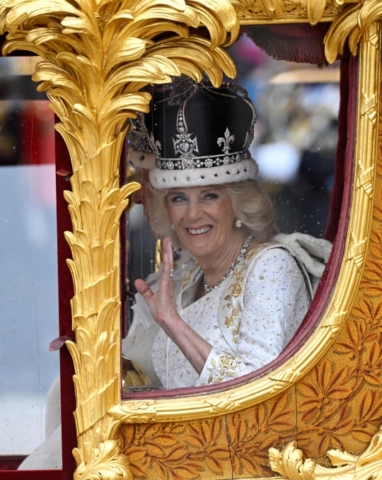 Momen Raja Charles dan Ratu Camilla ke Istana Buckingham Naik Kereta Berlapis Emas