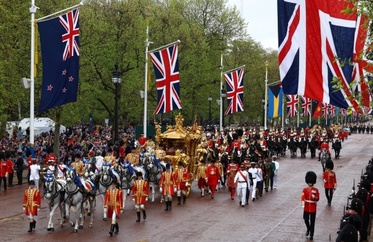 Momen Raja Charles dan Ratu Camilla ke Istana Buckingham Naik Kereta Berlapis Emas