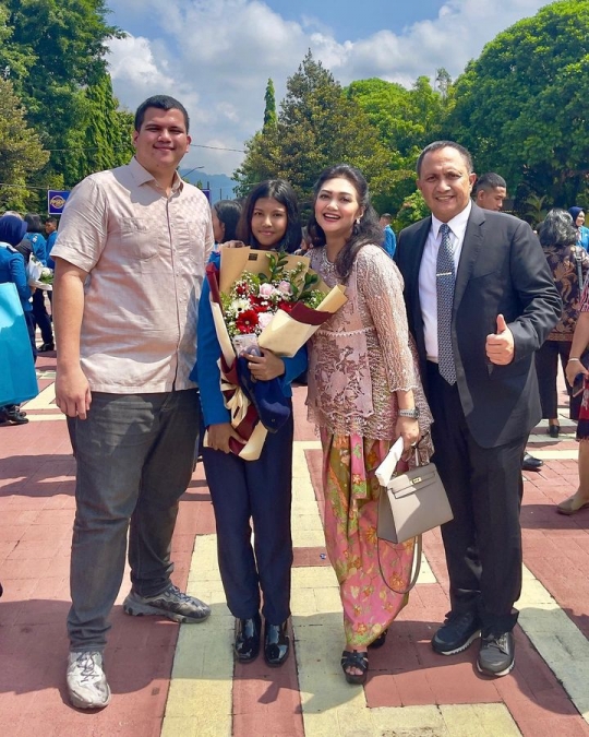 Bahagia, Putri Cantik Bella Saphira Lulus SMA Taruna Nusantara