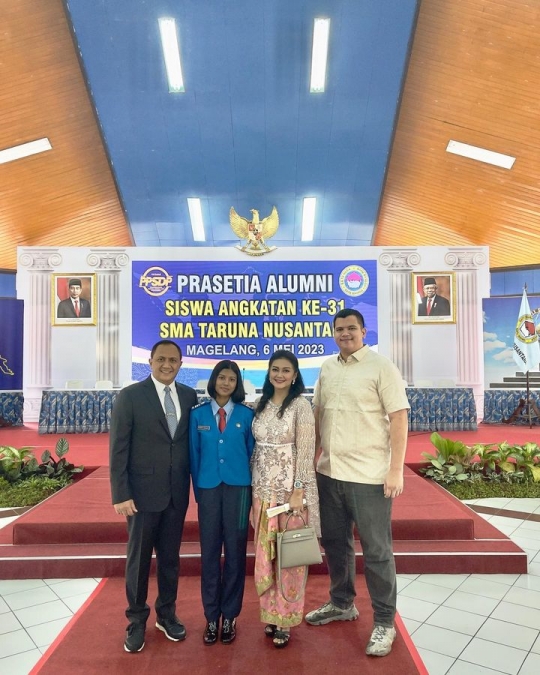 Bahagia, Putri Cantik Bella Saphira Lulus SMA Taruna Nusantara