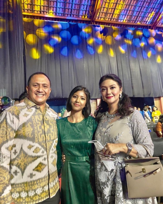 Bahagia, Putri Cantik Bella Saphira Lulus SMA Taruna Nusantara