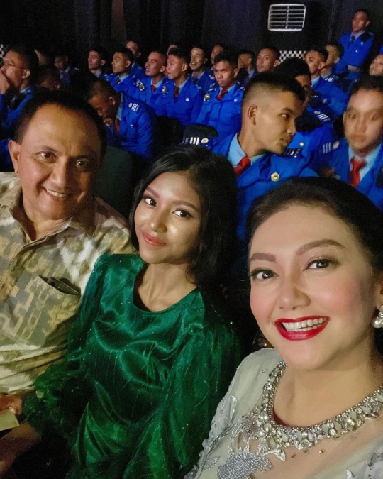 Bahagia, Putri Cantik Bella Saphira Lulus SMA Taruna Nusantara
