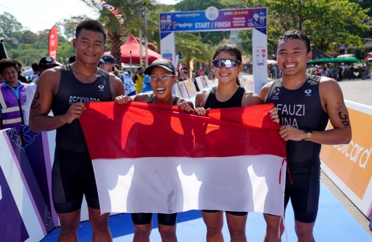 Raih Medali Perak, Tim Aquathlon Indonesia Bentangan Merah Putih di Podium