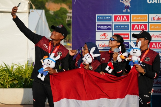 Raih Medali Perak, Tim Aquathlon Indonesia Bentangan Merah Putih di Podium