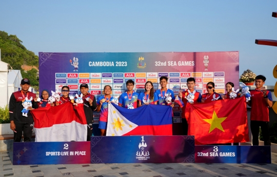 Raih Medali Perak, Tim Aquathlon Indonesia Bentangan Merah Putih di Podium