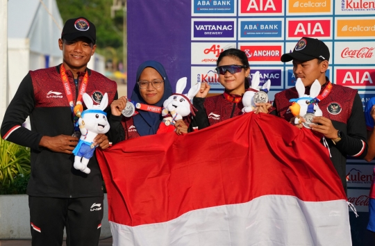 Raih Medali Perak, Tim Aquathlon Indonesia Bentangan Merah Putih di Podium