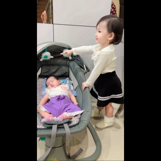 6 Potret Terbaru Baby Kenes Anak Nella Kharisma Kini Menginjak 1 Bulan, Cute Banget!