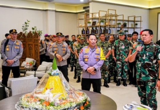 'Jadi Kado Terindah', Kapolri Diberi Kejutan oleh Panglima TNI lalu Makan Tumpeng