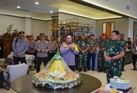 'Jadi Kado Terindah', Kapolri Diberi Kejutan oleh Panglima TNI lalu Makan Tumpeng