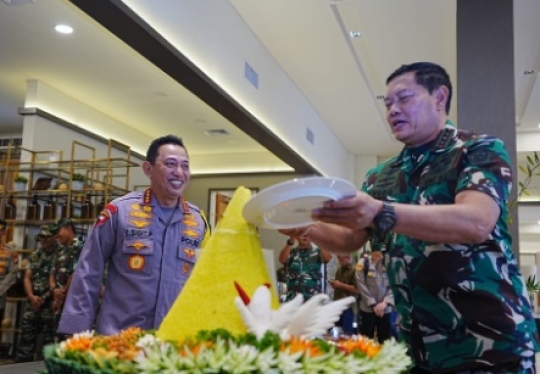 'Jadi Kado Terindah', Kapolri Diberi Kejutan oleh Panglima TNI lalu Makan Tumpeng