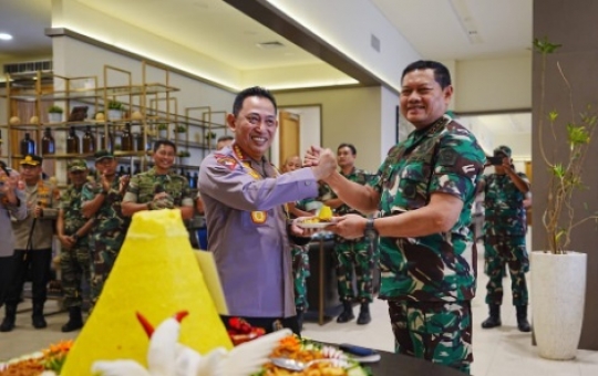 'Jadi Kado Terindah', Kapolri Diberi Kejutan oleh Panglima TNI lalu Makan Tumpeng