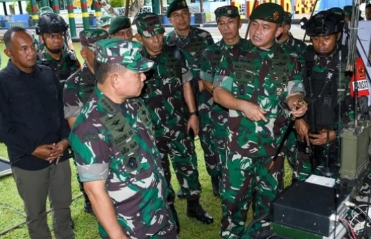 Kasad TNI Dudung & Pangkostrad Cek Senjata Pasukan Mau dikirim ke Perbatasan Papua