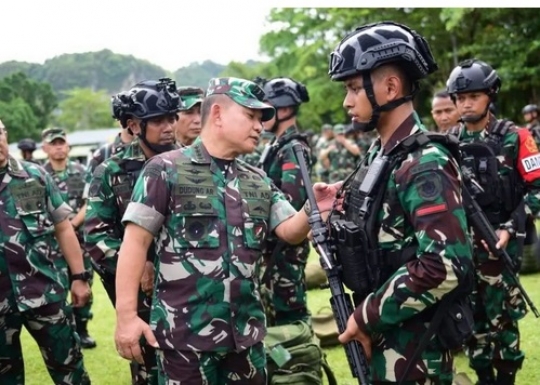 Kasad TNI Dudung & Pangkostrad Cek Senjata Pasukan Mau dikirim ke Perbatasan Papua