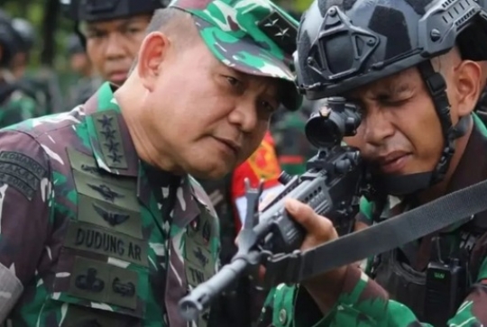 Kasad TNI Dudung & Pangkostrad Cek Senjata Pasukan Mau dikirim ke Perbatasan Papua