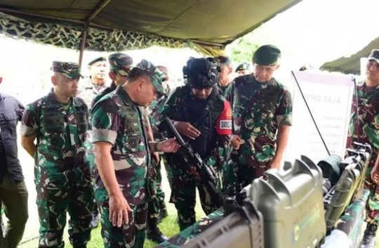 Kasad TNI Dudung & Pangkostrad Cek Senjata Pasukan Mau dikirim ke Perbatasan Papua