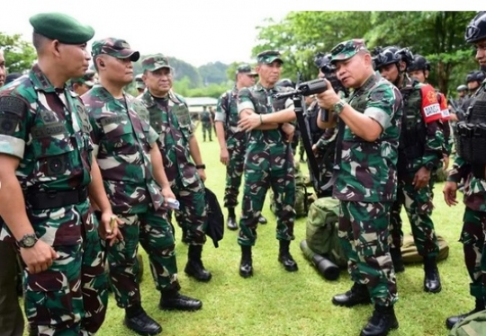 Kasad TNI Dudung & Pangkostrad Cek Senjata Pasukan Mau dikirim ke Perbatasan Papua