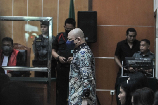 Senyum Tipis Teddy Minahasa Jelang Sidang Vonis Kasus Narkoba