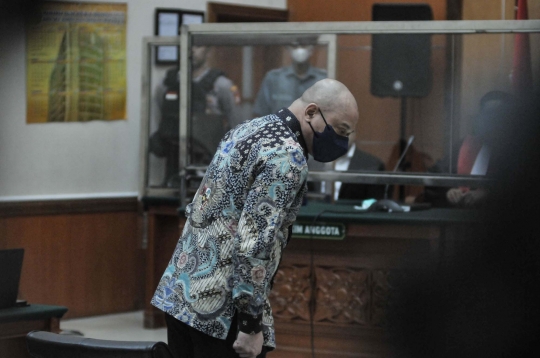 Senyum Tipis Teddy Minahasa Jelang Sidang Vonis Kasus Narkoba