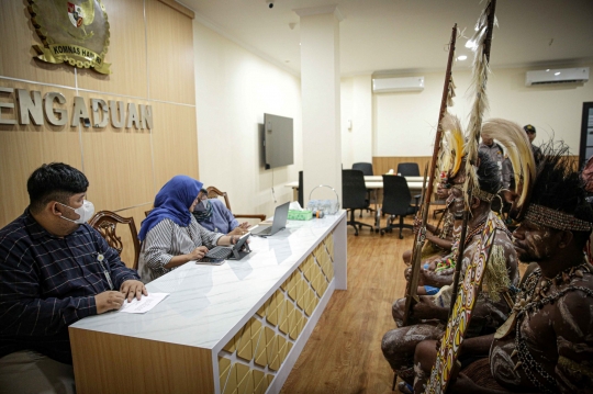 Bawa Panah hingga Tombak, Suku Awyu Papua Datangi Komnas HAM