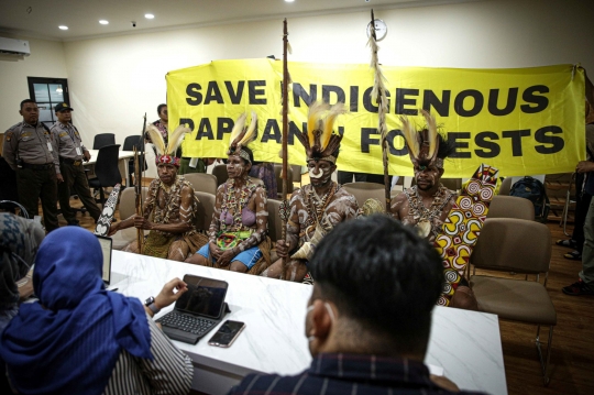 Bawa Panah hingga Tombak, Suku Awyu Papua Datangi Komnas HAM