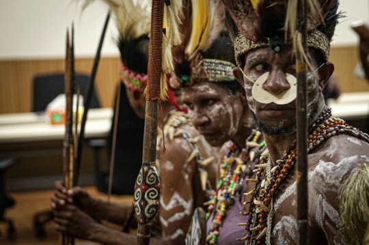 Bawa Panah hingga Tombak, Suku Awyu Papua Datangi Komnas HAM