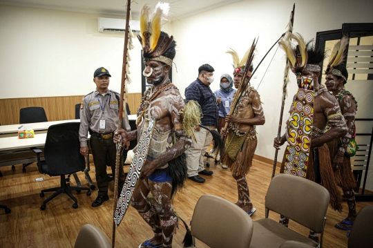 Bawa Panah hingga Tombak, Suku Awyu Papua Datangi Komnas HAM