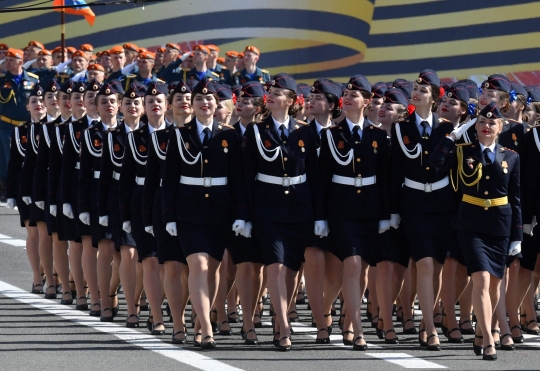 Parade Polwan Rupawan Rusia Beri Warna di Hari Kemenangan