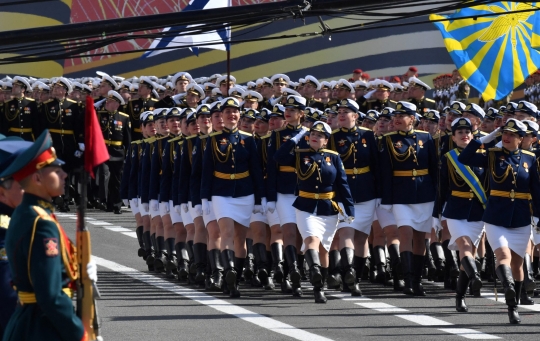 Parade Polwan Rupawan Rusia Beri Warna di Hari Kemenangan