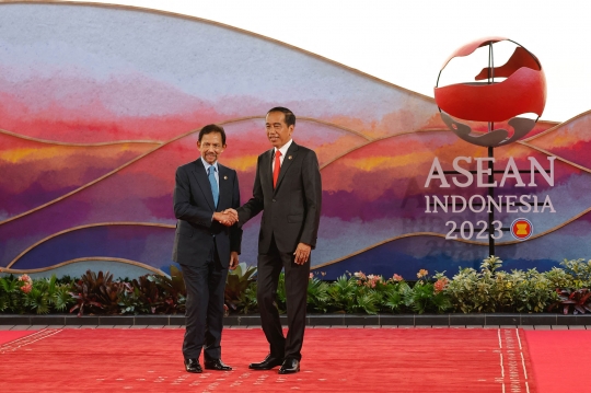 Senyum Hangat Jokowi Sambut Para Pemimpin ASEAN di Labuan Bajo