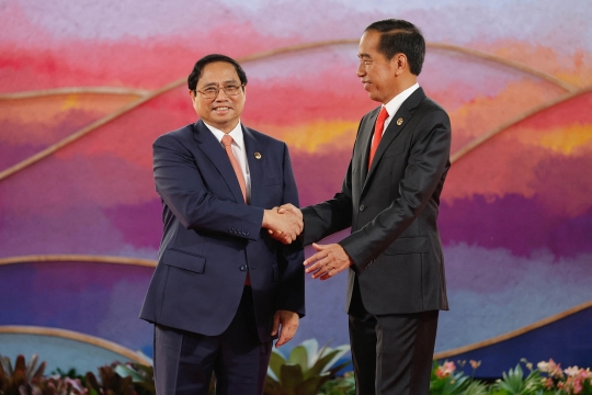 Senyum Hangat Jokowi Sambut Para Pemimpin ASEAN di Labuan Bajo