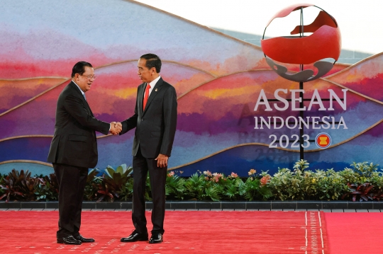 Senyum Hangat Jokowi Sambut Para Pemimpin ASEAN di Labuan Bajo