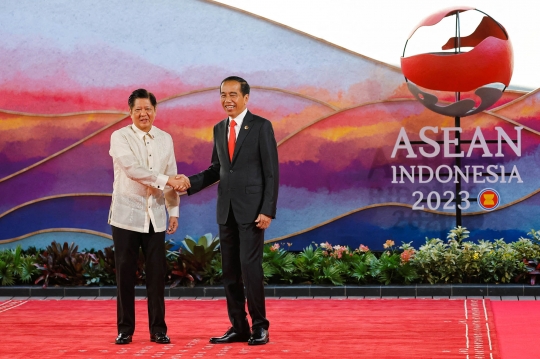 Senyum Hangat Jokowi Sambut Para Pemimpin ASEAN di Labuan Bajo