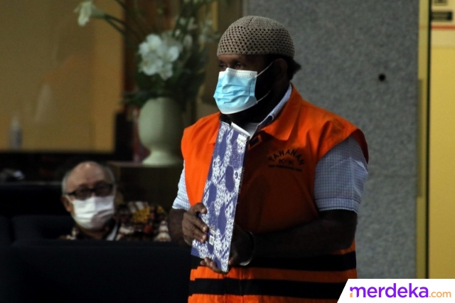 Bupati nonaktif Mamberamo Tengah, Ricky Ham Pagawak berjalan menuju mobil tahanan di Gedung Merah Putih Komisi Pemberantasan Korupsi (KPK), Jakarta, Rabu (10/5/2023).