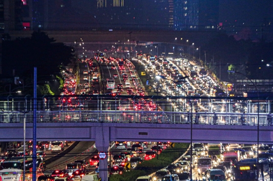 Jam Pulang Kerja Dibagi Dua Sesi Diharapkan Mengurangi Kemacetan 50 Persen di Jakarta