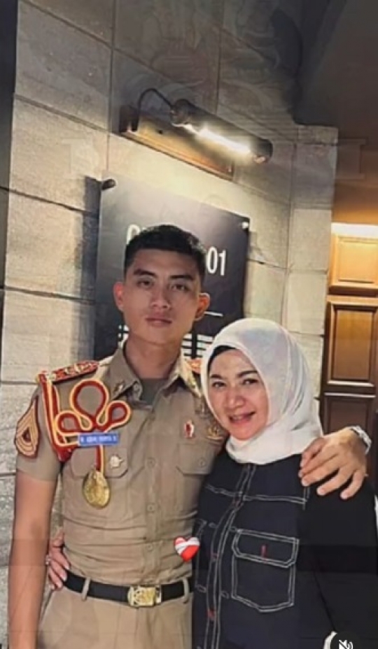 Potret Taruna Akmil TNI Selalu Berdua dengan Wanita Cantik, Dikira Pacar Ternyata Ibu