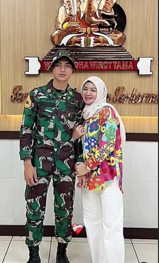 Potret Taruna Akmil TNI Selalu Berdua dengan Wanita Cantik, Dikira Pacar Ternyata Ibu