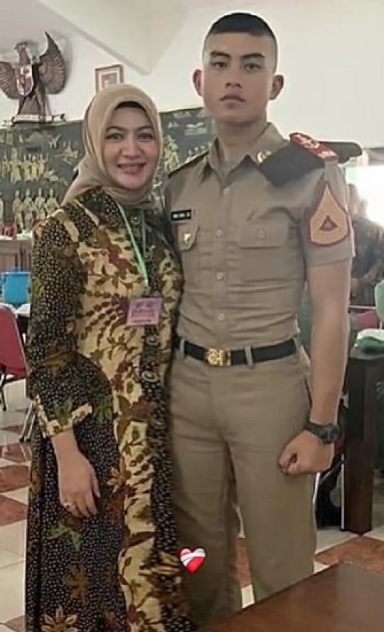 Potret Taruna Akmil TNI Selalu Berdua dengan Wanita Cantik, Dikira Pacar Ternyata Ibu