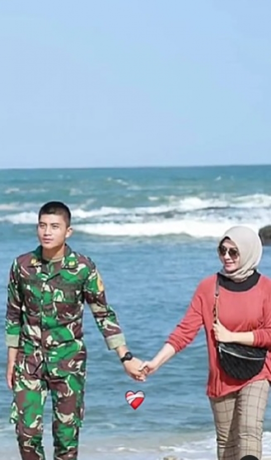 Potret Taruna Akmil TNI Selalu Berdua dengan Wanita Cantik, Dikira Pacar Ternyata Ibu