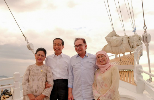 Jokowi dan Pemimpin ASEAN Menikmati Sunset di Labuan Bajo dari Perahu Pinisi