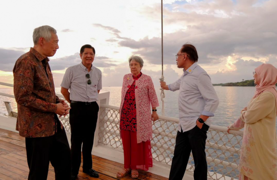 Jokowi dan Pemimpin ASEAN Menikmati Sunset di Labuan Bajo dari Perahu Pinisi