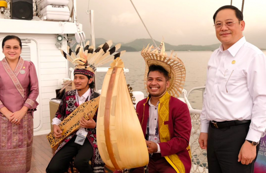 Jokowi dan Pemimpin ASEAN Menikmati Sunset di Labuan Bajo dari Perahu Pinisi