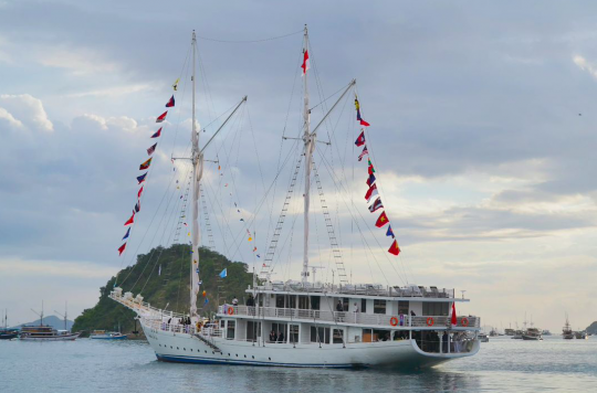 Jokowi dan Pemimpin ASEAN Menikmati Sunset di Labuan Bajo dari Perahu Pinisi