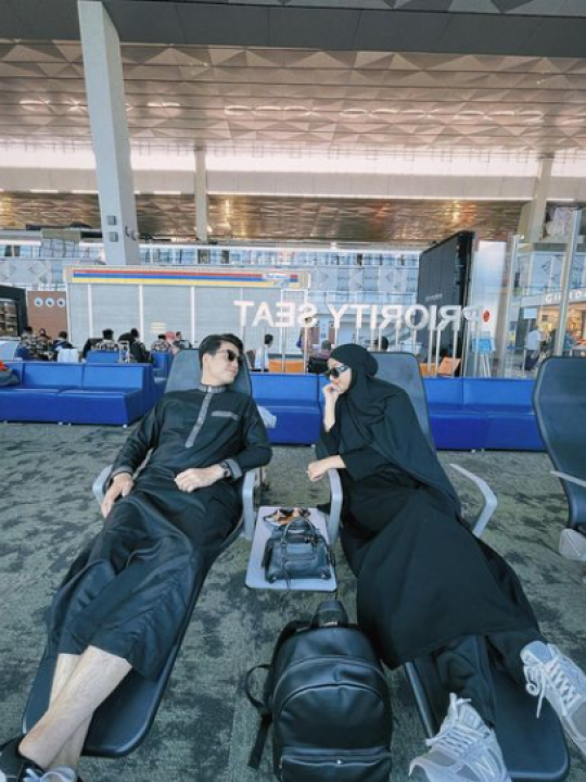 Bikin Pangling, Ini Penampilan Glenca Chysara saat Ibadah Umrah bareng Suami