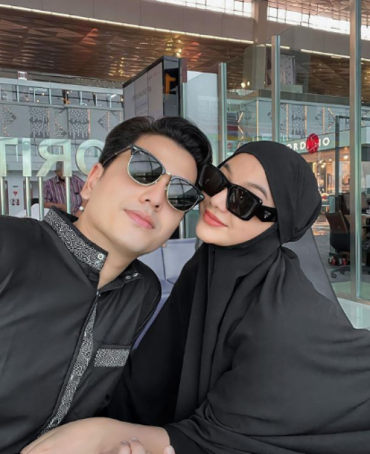 Bikin Pangling, Ini Penampilan Glenca Chysara saat Ibadah Umrah bareng Suami