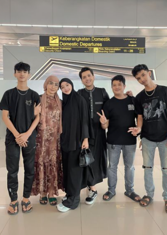 Bikin Pangling, Ini Penampilan Glenca Chysara saat Ibadah Umrah bareng Suami