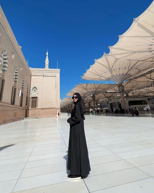 Bikin Pangling, Ini Penampilan Glenca Chysara saat Ibadah Umrah bareng Suami