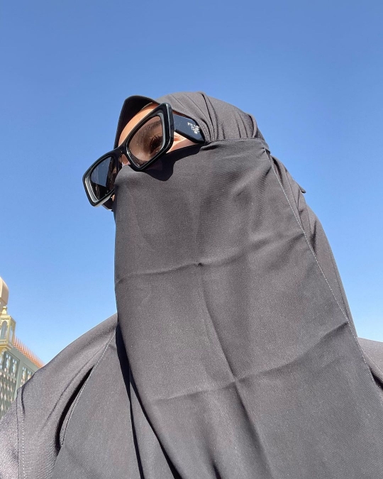 Bikin Pangling, Ini Penampilan Glenca Chysara saat Ibadah Umrah bareng Suami